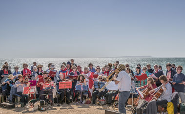 Photo of the singers and band at Kimmeridge bay