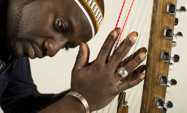 Image of Seckou Keita holding Kora